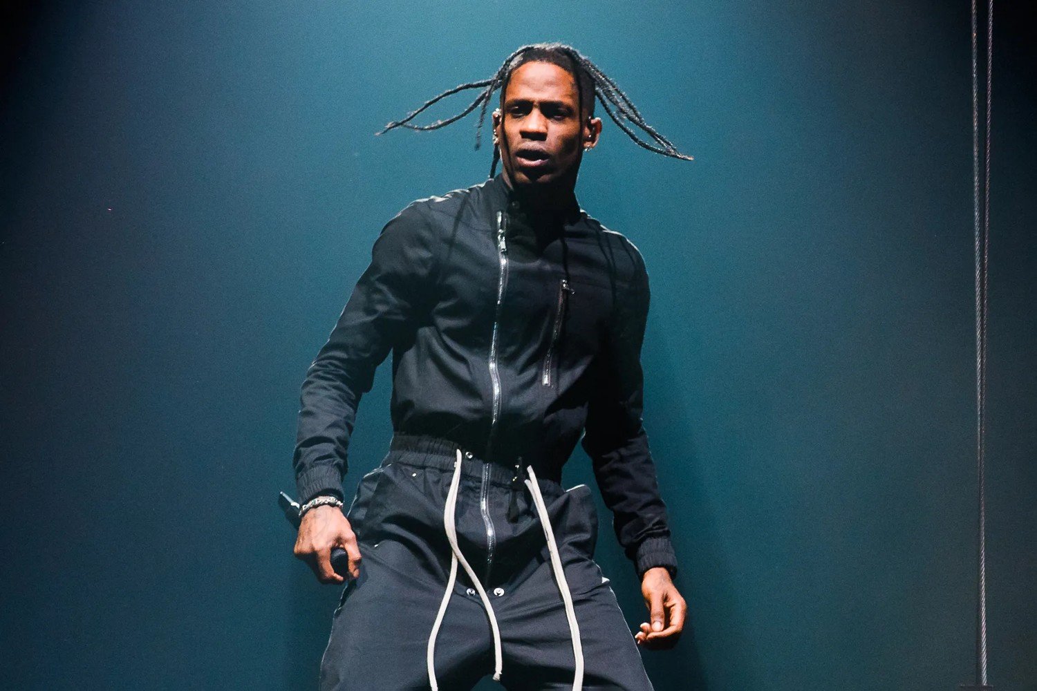 Travis Scott: Μοίρασε τρόφιμα και νερό σε 2.000 οικογένειες του Χιούστον που επλήγησαν από τον τυφώνα Beryl