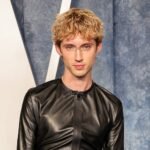 Troye Sivan: Πώς οι Charli xcx, Ariana Grande και Lily-Rose Depp ενέπνευσαν το νέο τραγούδι «She’s The Best»