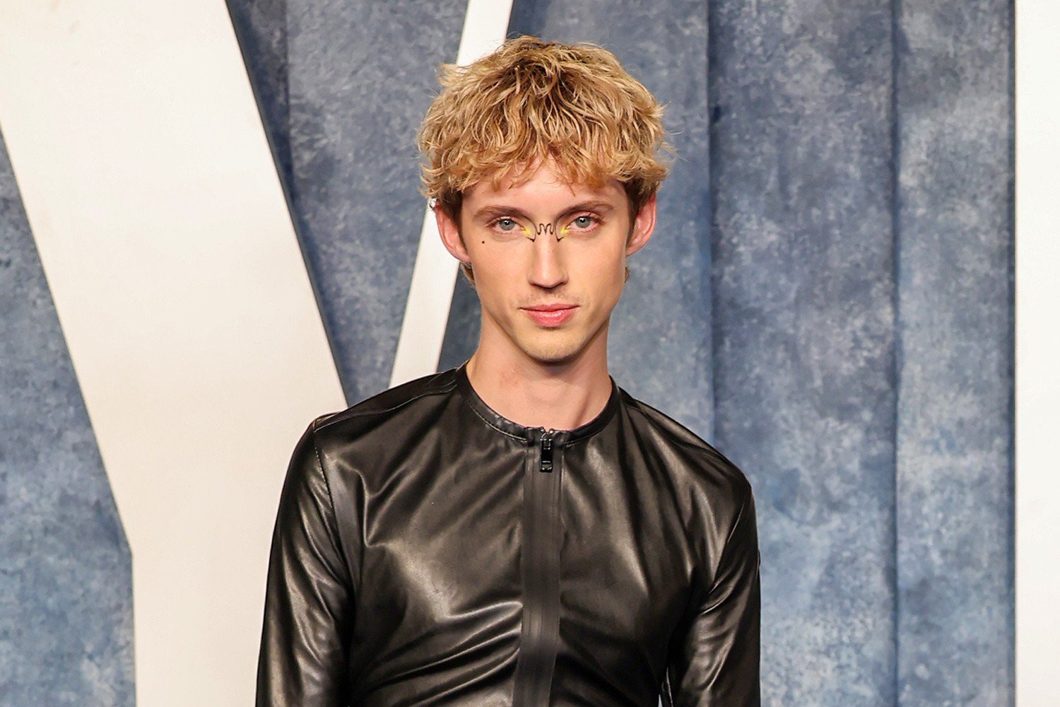 Troye Sivan: Πώς οι Charli xcx, Ariana Grande και Lily-Rose Depp ενέπνευσαν το νέο τραγούδι «She’s The Best»
