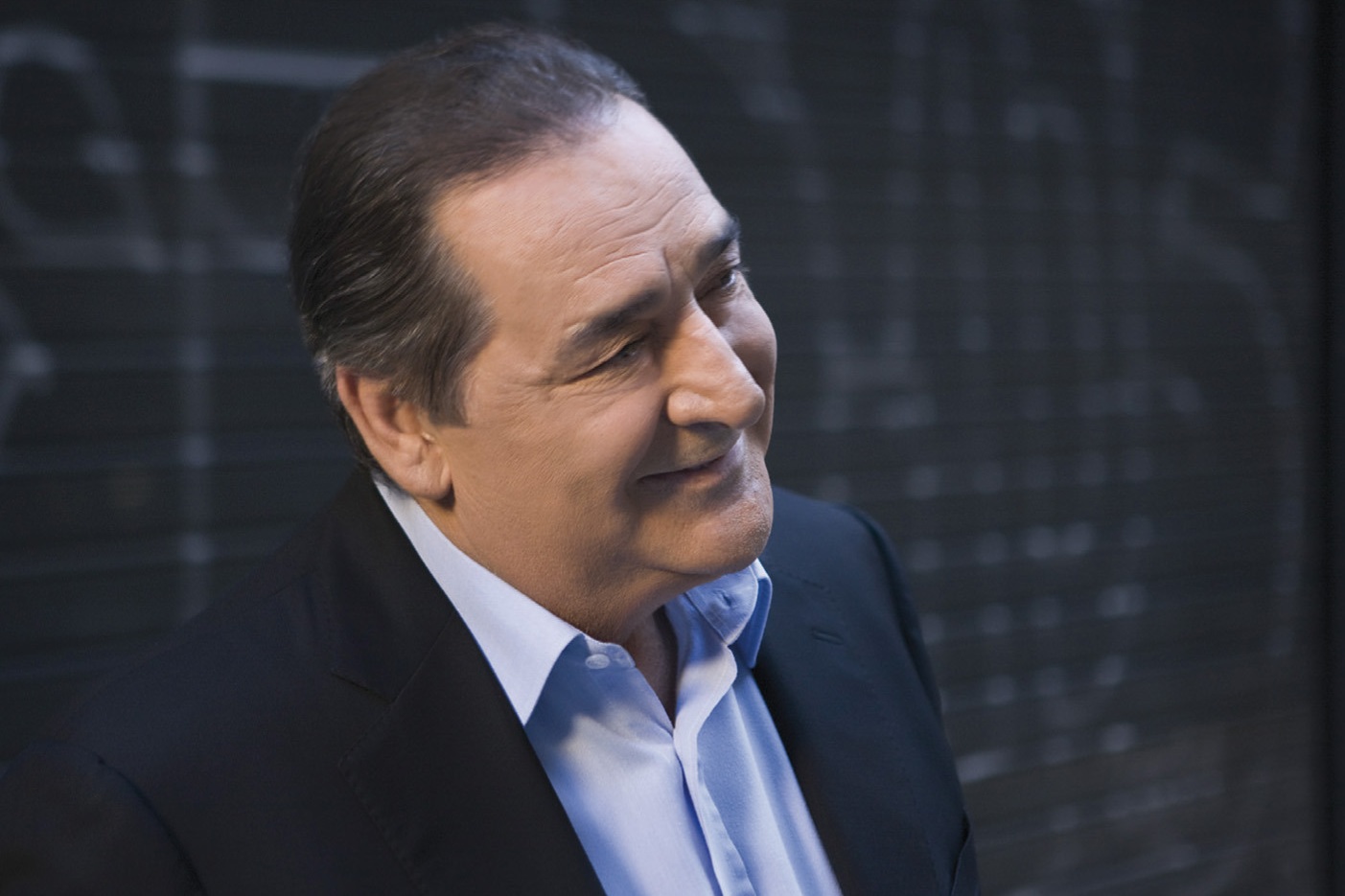 O Βασίλης Καρράς επέστρεψε – Ακούστε το νέο άλμπουμ «Είμαι Εδώ»