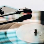 Το μεγάλο πείραμα της Warner Music Group: Μπορεί το ανακυκλωμένο βινύλιο να σώσει τη μουσική βιομηχανία χωρίς να χαλάσει τον ήχο;