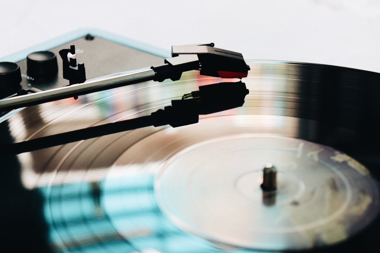 Το μεγάλο πείραμα της Warner Music Group: Μπορεί το ανακυκλωμένο βινύλιο να σώσει τη μουσική βιομηχανία χωρίς να χαλάσει τον ήχο;