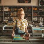 Record Store Day 2026: Η μαγεία του βινυλίου επιστρέφει – Από τον David Bowie και τον Bruno Mars στις KATSEYE