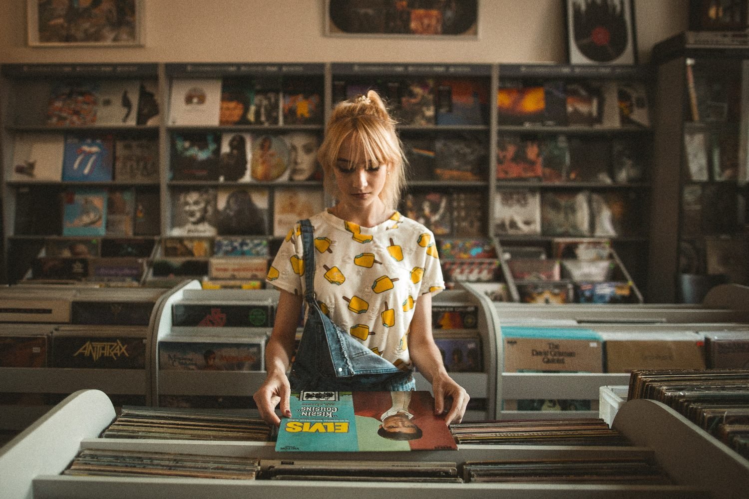 Έρευνα: Γιατί η Gen Z απαρνείται το streaming για χάρη του βινυλίου και των υλικών αναμνήσεων