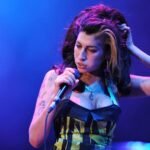 15 χρόνια χωρίς την Amy Winehouse: Τα κροκοδείλια δάκρυα ενός κοινού που παρακολούθησε την πτώση της
