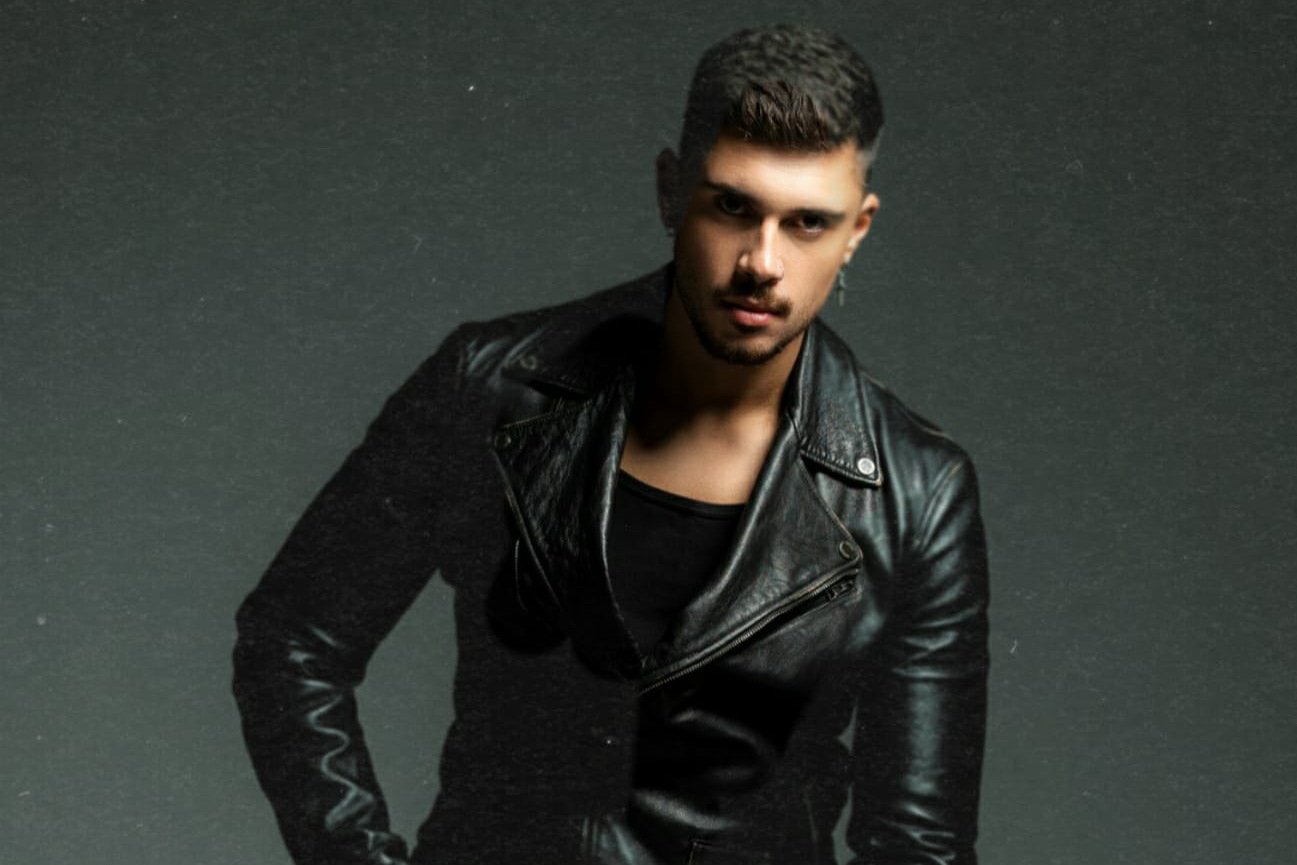 Ο Andrew Lambrou επιστρέφει με το νέο single «Take My Breath Away» μετά την Eurovision