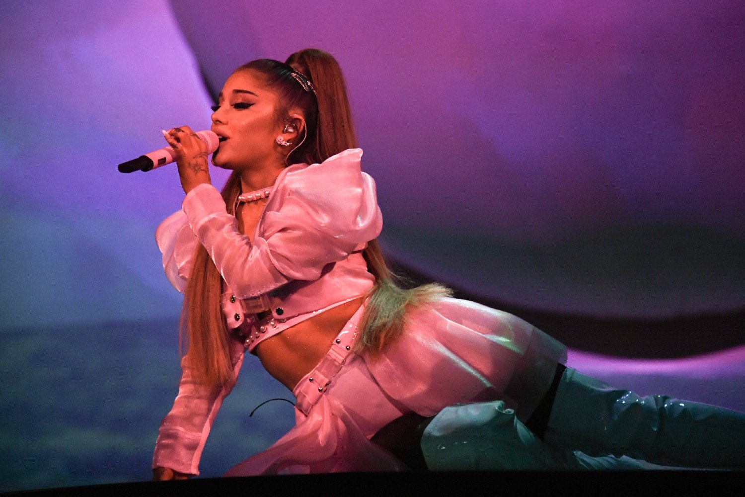 Η Ariana Grande ανοίγει τα παρασκήνια του «Eternal Sunshine Tour» και η αντίστροφη μέτρηση ξεκινά
