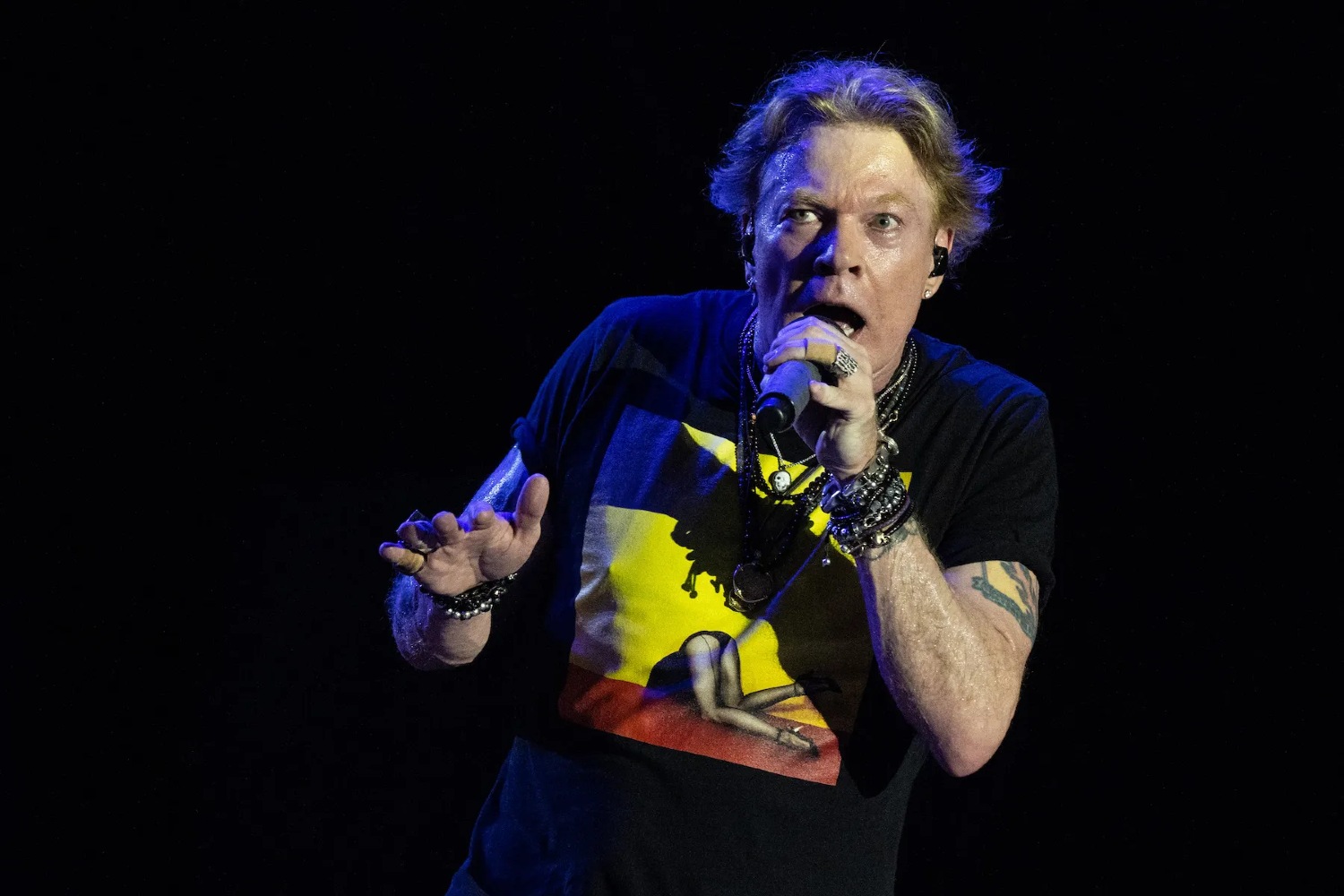 Guns N’ Roses: Εξοργίστηκε επί σκηνής ο Axl Rose – Κλώτσησε τα ντραμς και πέταξε το μικρόφωνό του