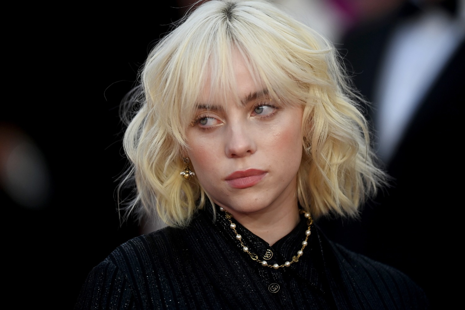 Billie Eilish: «Δεν ήξερα ποια ήμουν όταν άλλαζα συνέχεια τα μαλλιά μου»