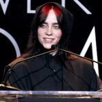 Η Billie Eilish ξέσπασε σε δάκρυα: «Είναι πραγματικά δύσκολο να είσαι γυναίκα»