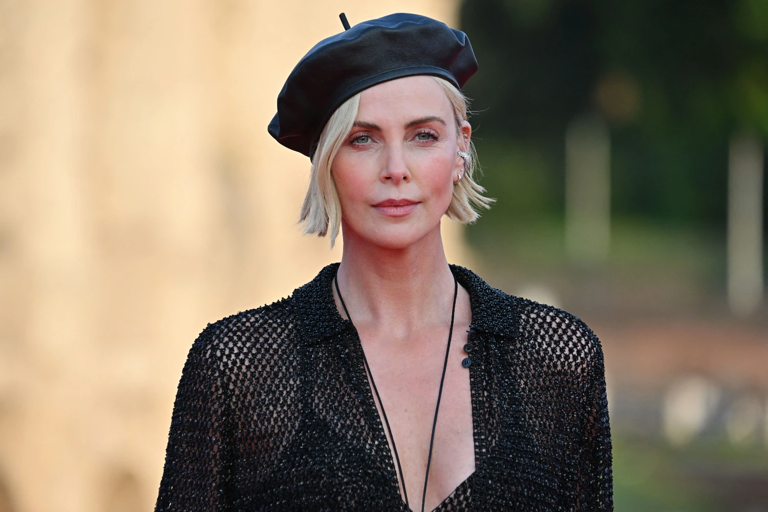 Charlize Theron: Πώς η Taylor Swift τη βοήθησε να γίνει ήρωας για τα παιδιά της