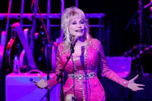 Η τελευταία ηχογράφηση της Dolly Parton με τους U2: «Σηκώθηκε από το κρεβάτι της για να τραγουδήσει»