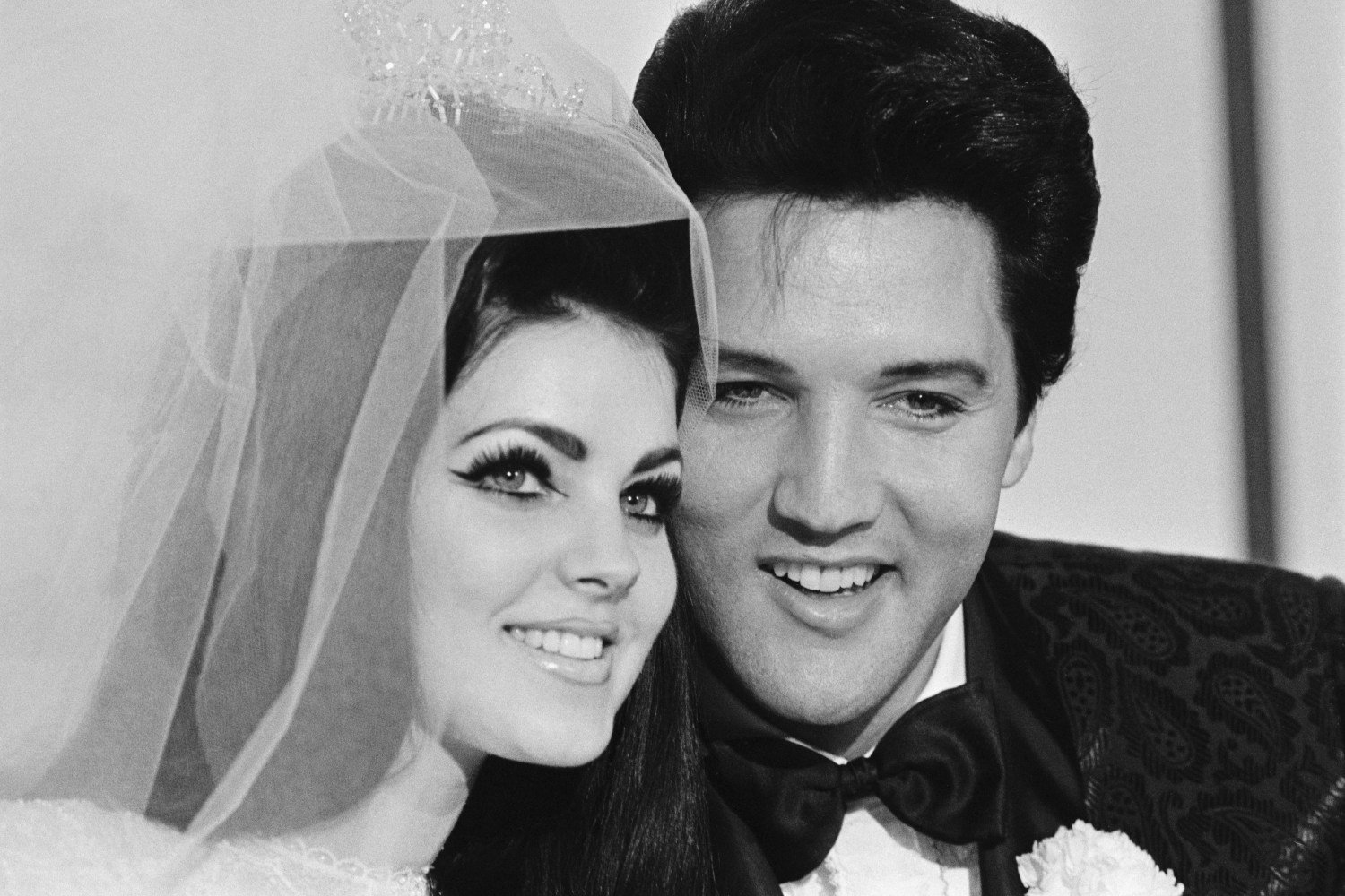 Η Priscilla Presley απαντά στις θεωρίες συνωμοσίας ότι ο Elvis Presley ζει