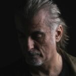 Ο Φίλιππος Πλιάτσικας ερμηνεύει το τραγούδι τίτλων της σειράς «Μετά τη Φωτιά»