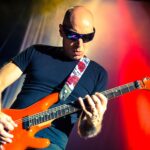 Joe Satriani: «Είναι πραγματικά τρομοκρατικό να παίζεις τα τραγούδια του Van Halen»