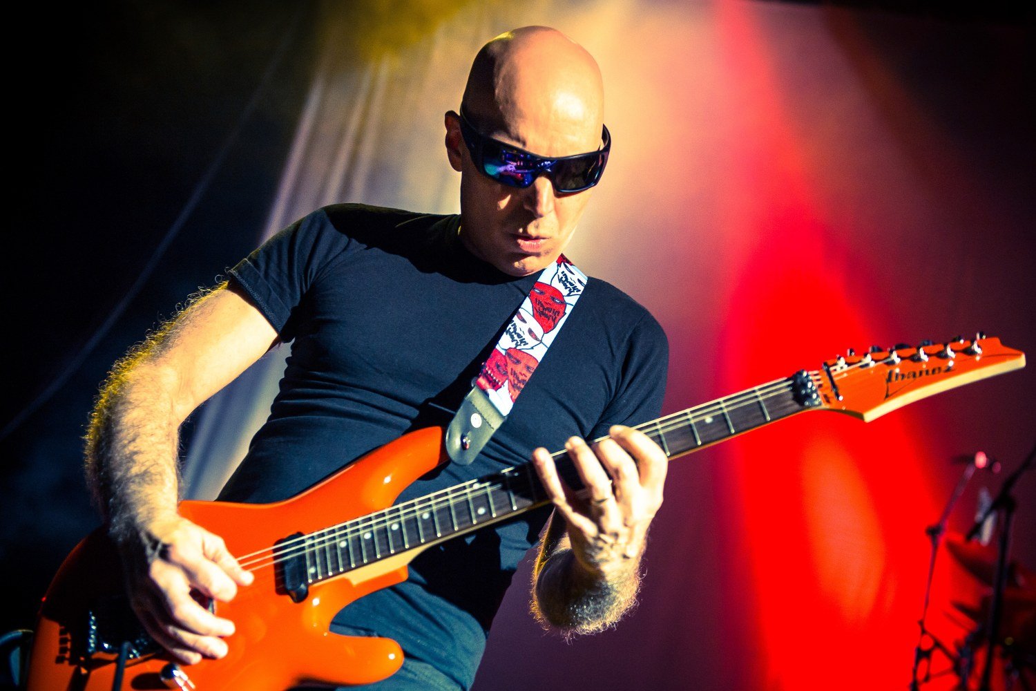Joe Satriani: «Είναι πραγματικά τρομοκρατικό να παίζεις τα τραγούδια του Van Halen»