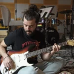 O Jon Voyager παρουσιάζει το πρώτο του indie rock άλμπουμ «Monsters»