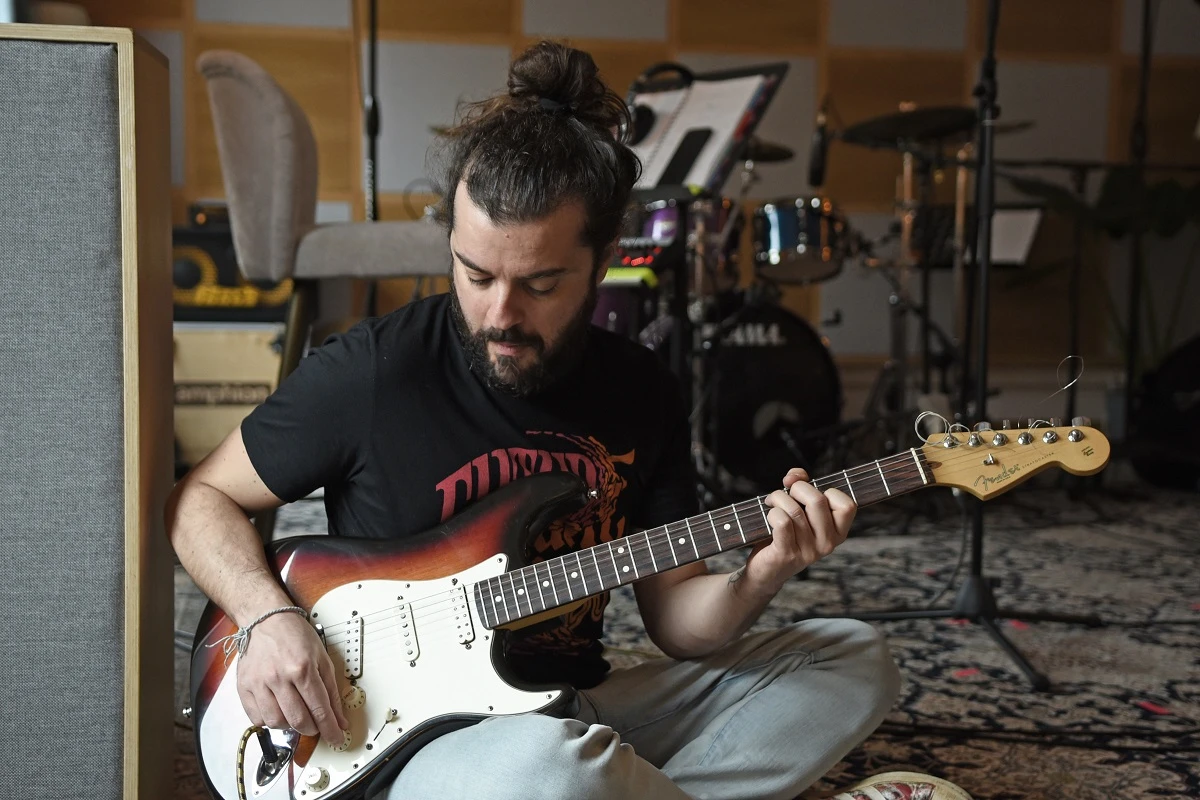 O Jon Voyager παρουσιάζει το πρώτο του indie rock άλμπουμ «Monsters»