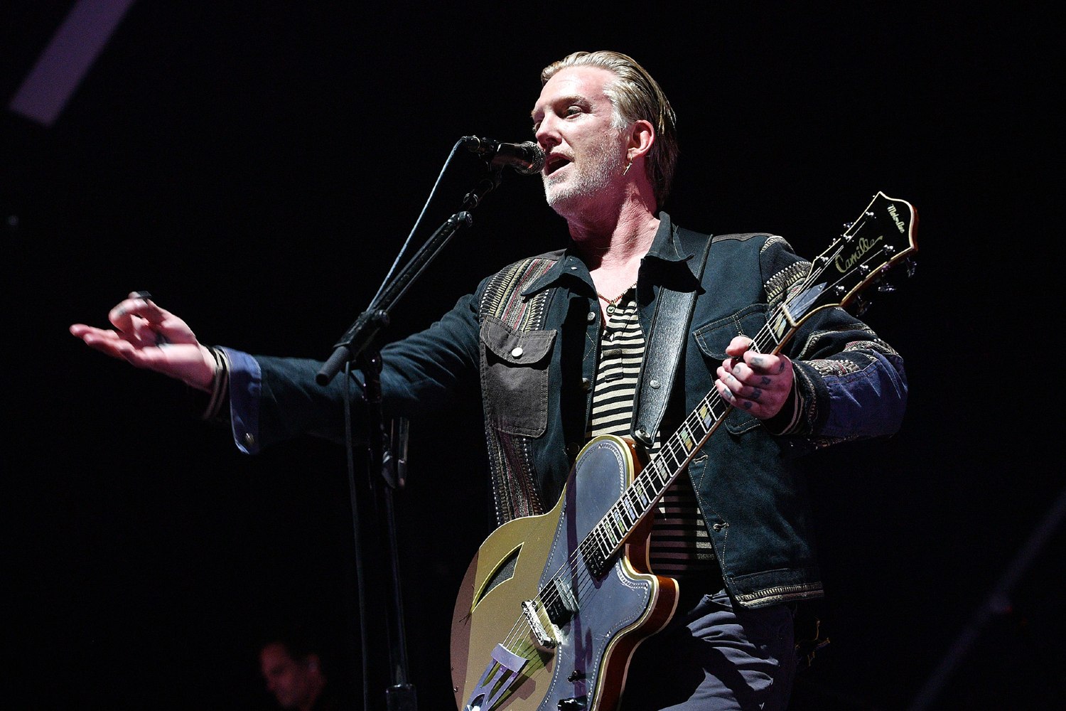 Josh Homme: «Ο θάνατος του Ozzy Osbourne ήταν ποιητικός όπως του David Bowie»