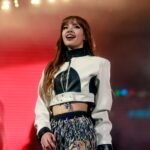 Η Lisa αποκαλύπτει πώς οι BLACKPINK στηρίζουν τη σόλο πορεία της: «Είναι σαν αδελφές μου»