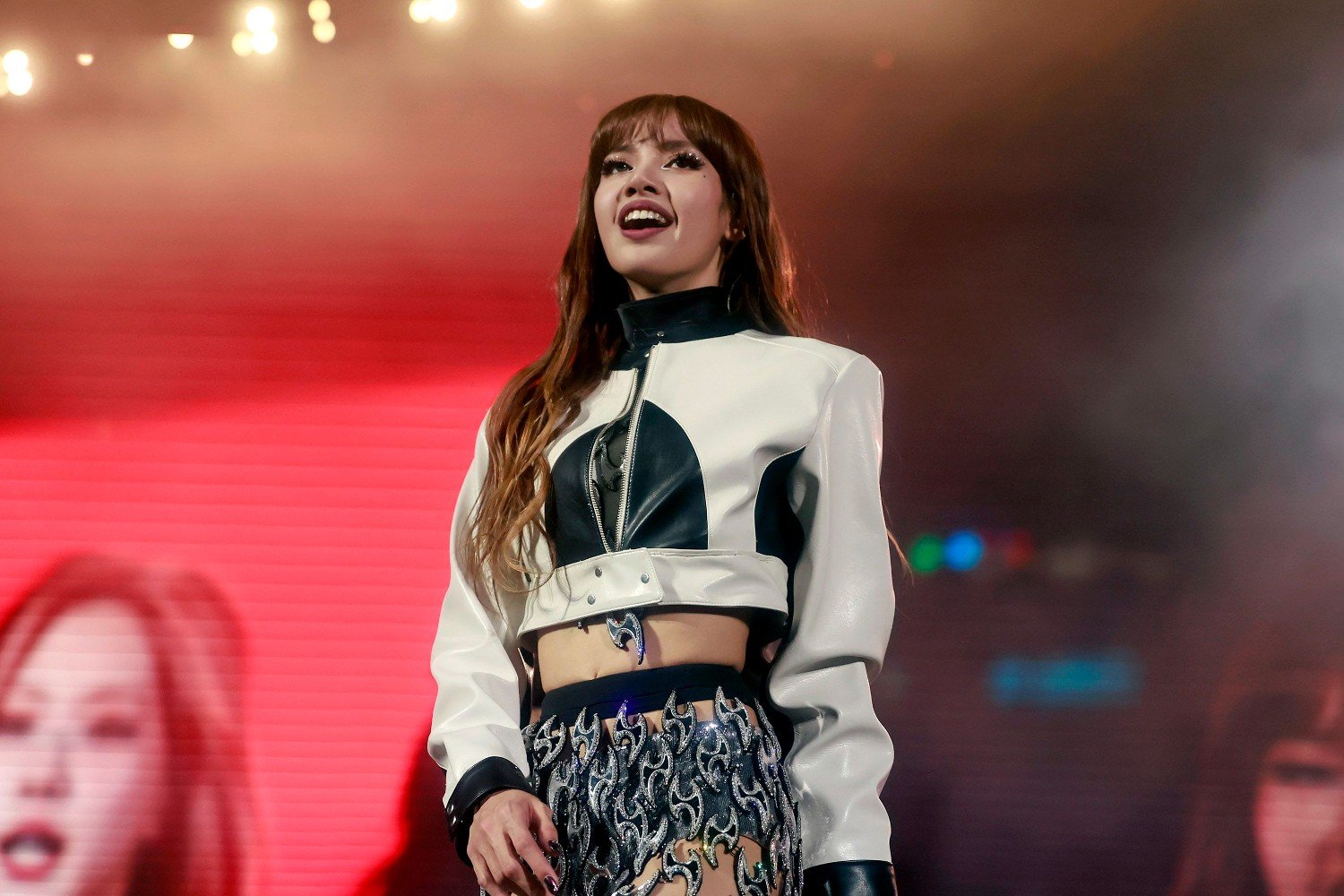 Η Lisa αποκαλύπτει πώς οι BLACKPINK στηρίζουν τη σόλο πορεία της: «Είναι σαν αδελφές μου»