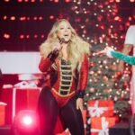 Mariah Carey: Υποδέχτηκε την Ariana Grande και την Jennifer Hudson στη σκηνή – Τραγούδησαν το «Oh Santa!»