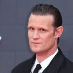 Ο Matt Smith βουτάει στο σκοτεινό σύμπαν του Nick Cave και αποκαλύπτει την εφηβική του εμμονή με τους Oasis