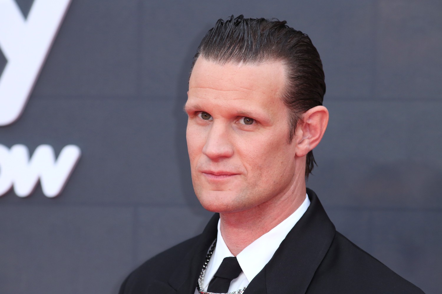 Ο Matt Smith βουτάει στο σκοτεινό σύμπαν του Nick Cave και αποκαλύπτει την εφηβική του εμμονή με τους Oasis