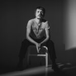 Ο Moa Bones επανέρχεται δισκογραφικά με το νέο άλμπουμ «Gimme A Hand»