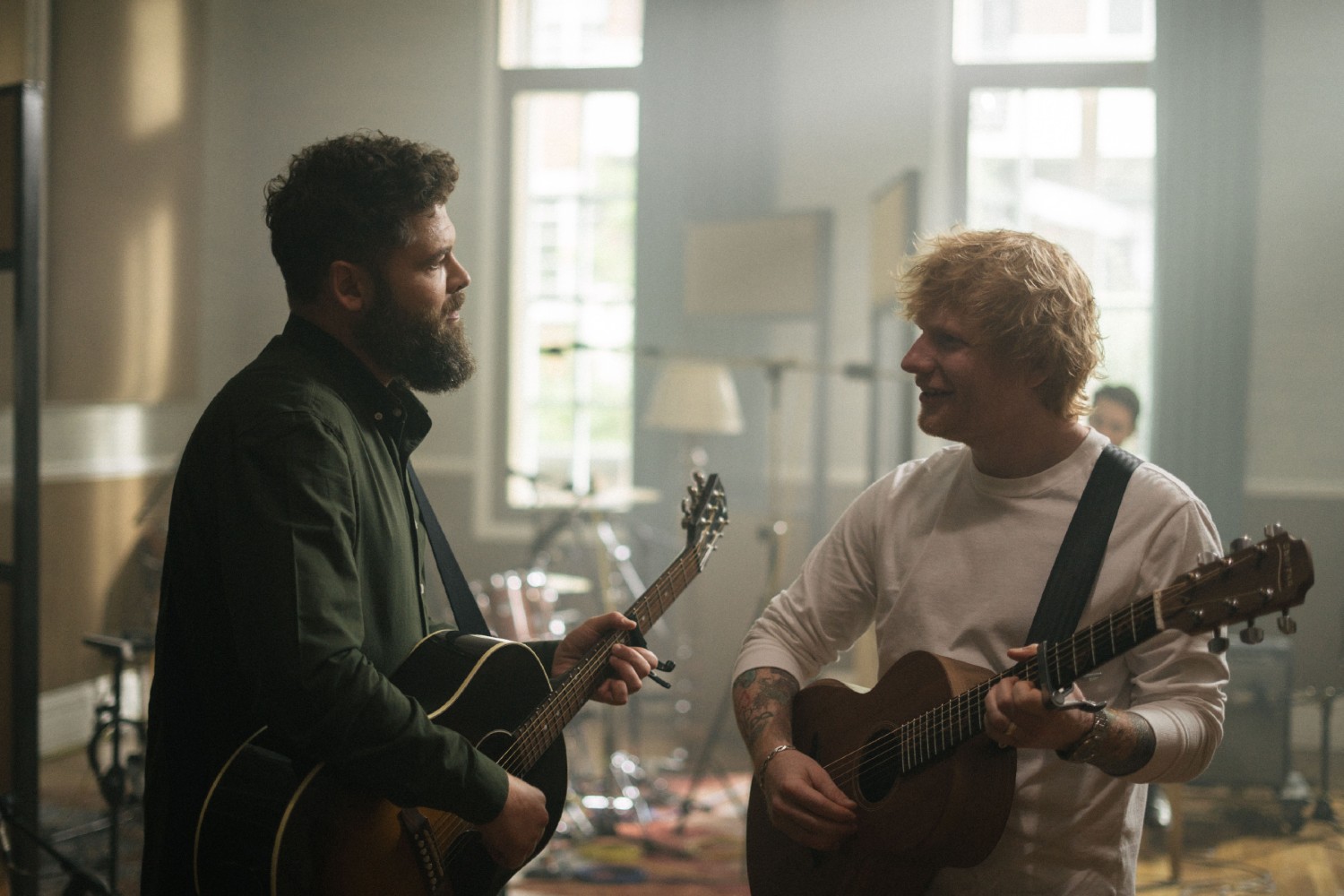 Passenger και Ed Sheeran ενώνουν τις δυνάμεις τους σε μία νέα εκδοχή του «Let Her Go»