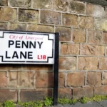 Beatles: Επιστράφηκε μετά από 47 χρόνια πινακίδα της Penny Lane που είχε κλαπεί από μεθυσμένους φοιτητές