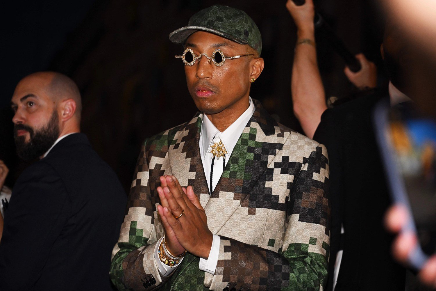 Ο Pharrell Williams χρίστηκε Ιππότης από τον Εμανουέλ Μακρόν – Η τελετή στο Μέγαρο Ελιζέ