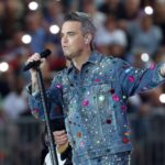 Robbie Williams: «Στους Take That ήμουν ένας χορευτής στο βάθος» – Η πικρή αλήθεια πίσω από τη λάμψη και η σύγκρουση με τον Gary Barlow