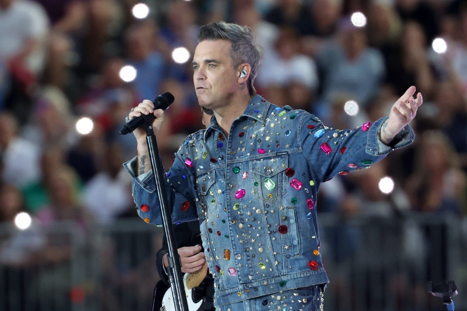Robbie Williams: «Στους Take That ήμουν ένας χορευτής στο βάθος» – Η πικρή αλήθεια πίσω από τη λάμψη και η σύγκρουση με τον Gary Barlow