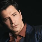 «Έρωτας Σκοτεινός»: Ο Σάκης Ρουβάς μας ταξιδεύει στις αντιφάσεις του πάθους και της απώλειας