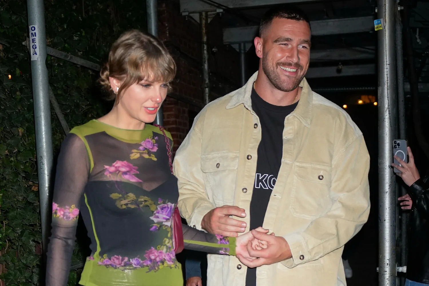 Ο Travis Kelce είναι «ξετρελαμένος» για τον αρραβώνα του με την Taylor Swift Ο Travis Kelce είναι «ξετρελαμένος» για τον αρραβώνα του με την Taylor Swift