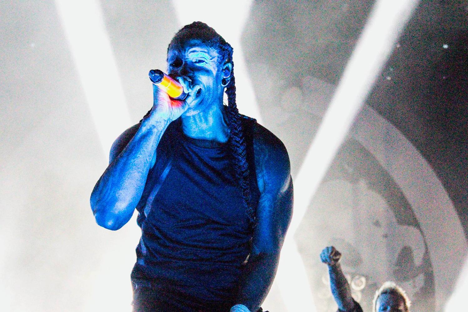 Θλίψη στους The Prodigy: Πέθανε ο πρώτος τους μάνατζερ Ziggy Chowdry – «Ήταν φυσικό φαινόμενο»
