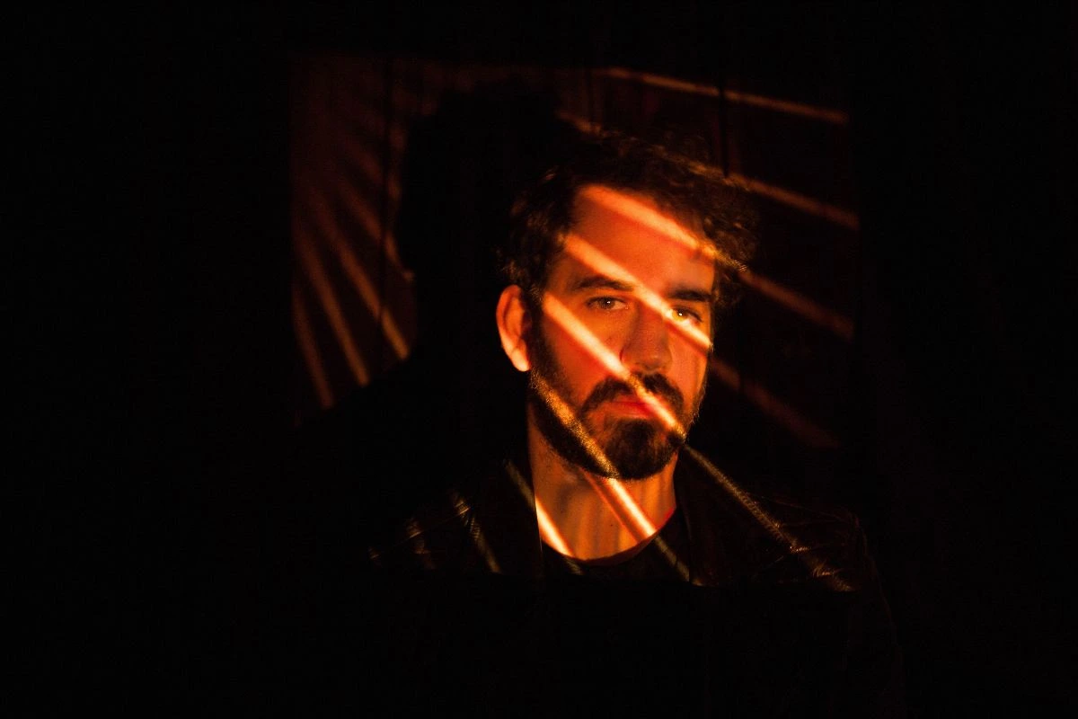 Theodore: Το remix του «Man And His Tools» από τον Luke Abbott