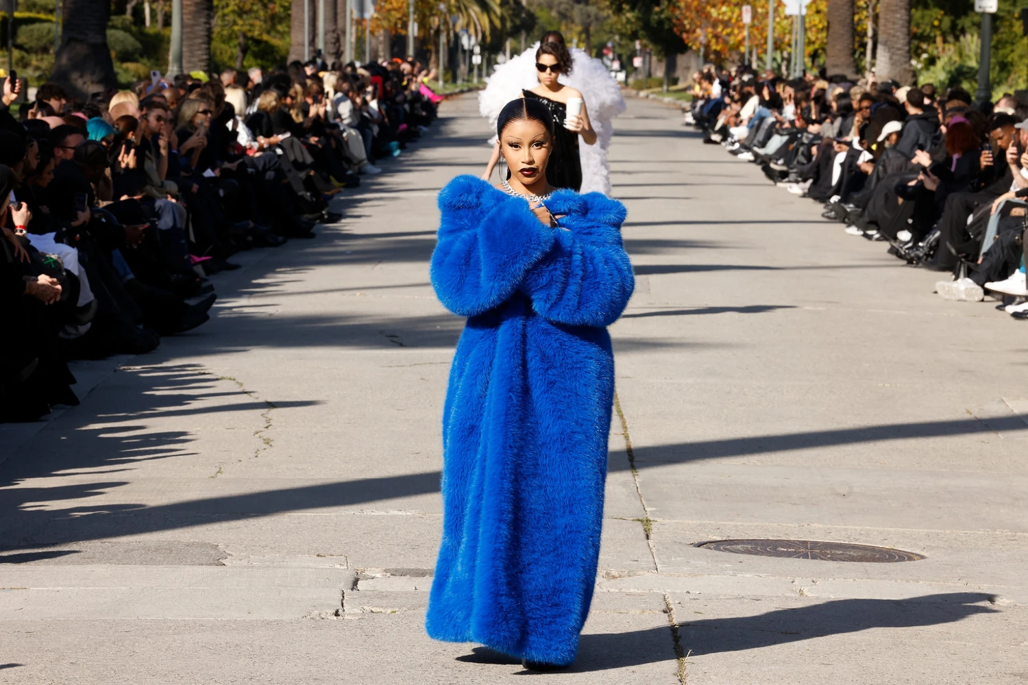 Η Cardi B έλαμψε στο street show της Balenciaga με μοναδικό στιλ