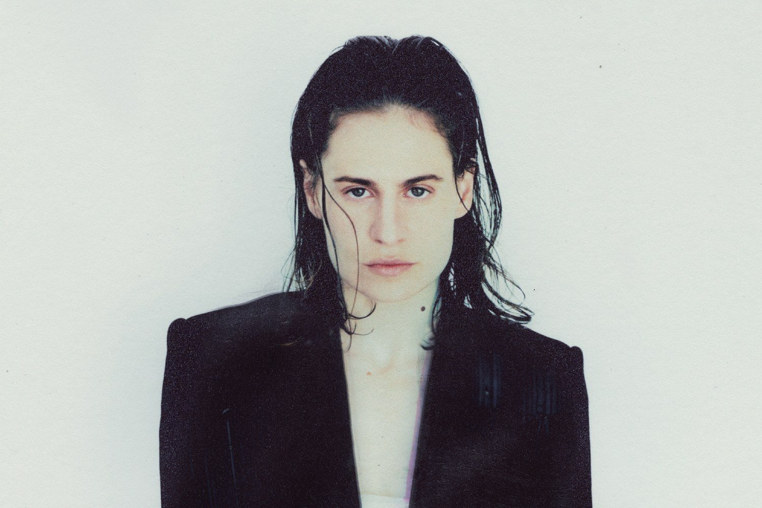 Η Christine and the Queens διασκευάζει το «Stayin’ Alive» των Bee Gees