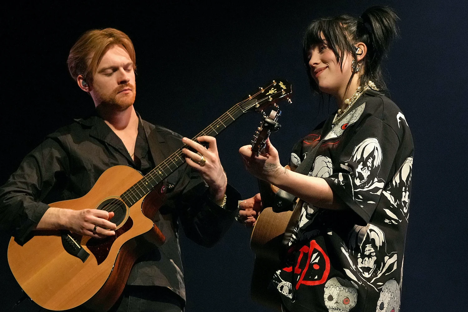 Billie Eilish και FINNEAS αποχαιρετούν τον Glen Hansard: «Δεν θα ήμασταν αυτοί που είμαστε χωρίς τη μουσική του»