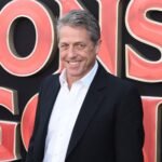 Ο Hugh Grant αποκαλύπτει πώς έγινε θαυμαστής των BLACKPINK