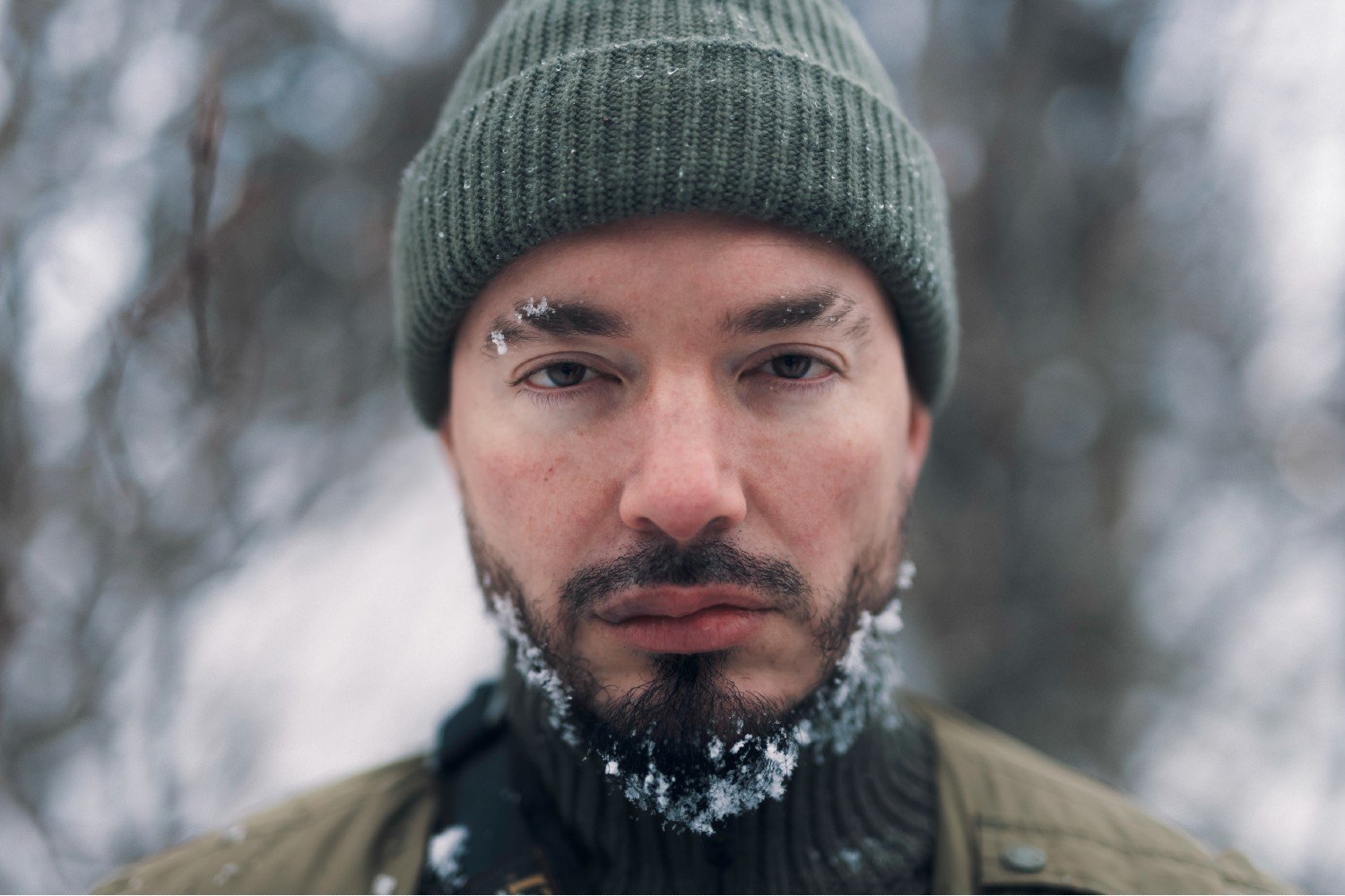 J Balvin: Ταξίδι που κόβει την ανάσα στην παγωμένη Αλάσκα στο video του «Amigos»