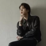 Ο Jin των BTS προκαλεί έκπληξη στο «Kian’s Bizarre B&B»