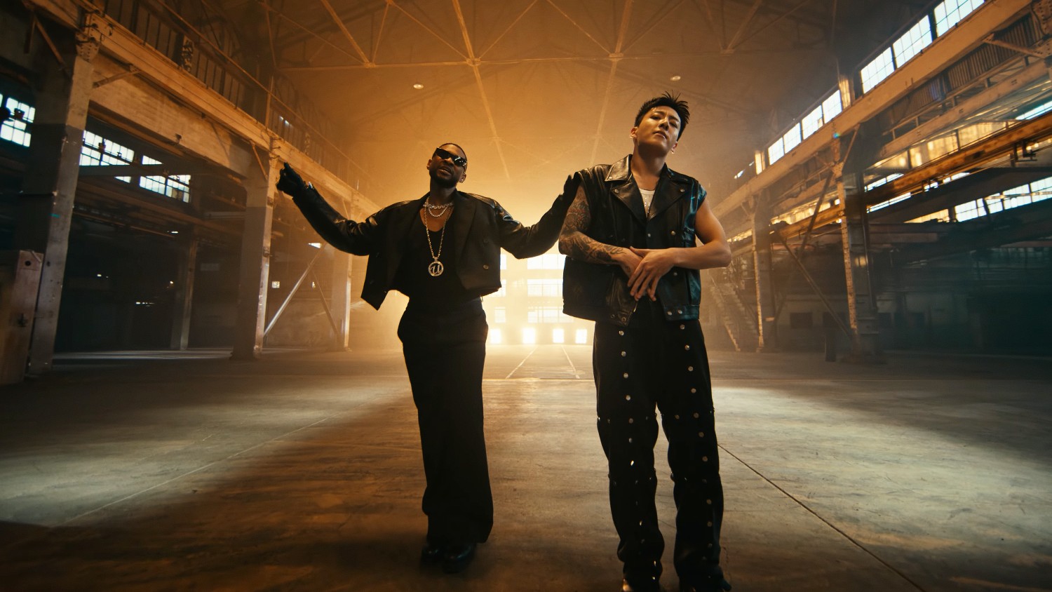 Jung Kook και Usher μαγεύουν με το video για το remix του «Standing Next To You»