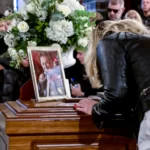Βασίλης Καρράς: Κοσμοσυρροή στο τελευταίο αντίο σε έναν μεγάλο καλλιτέχνη