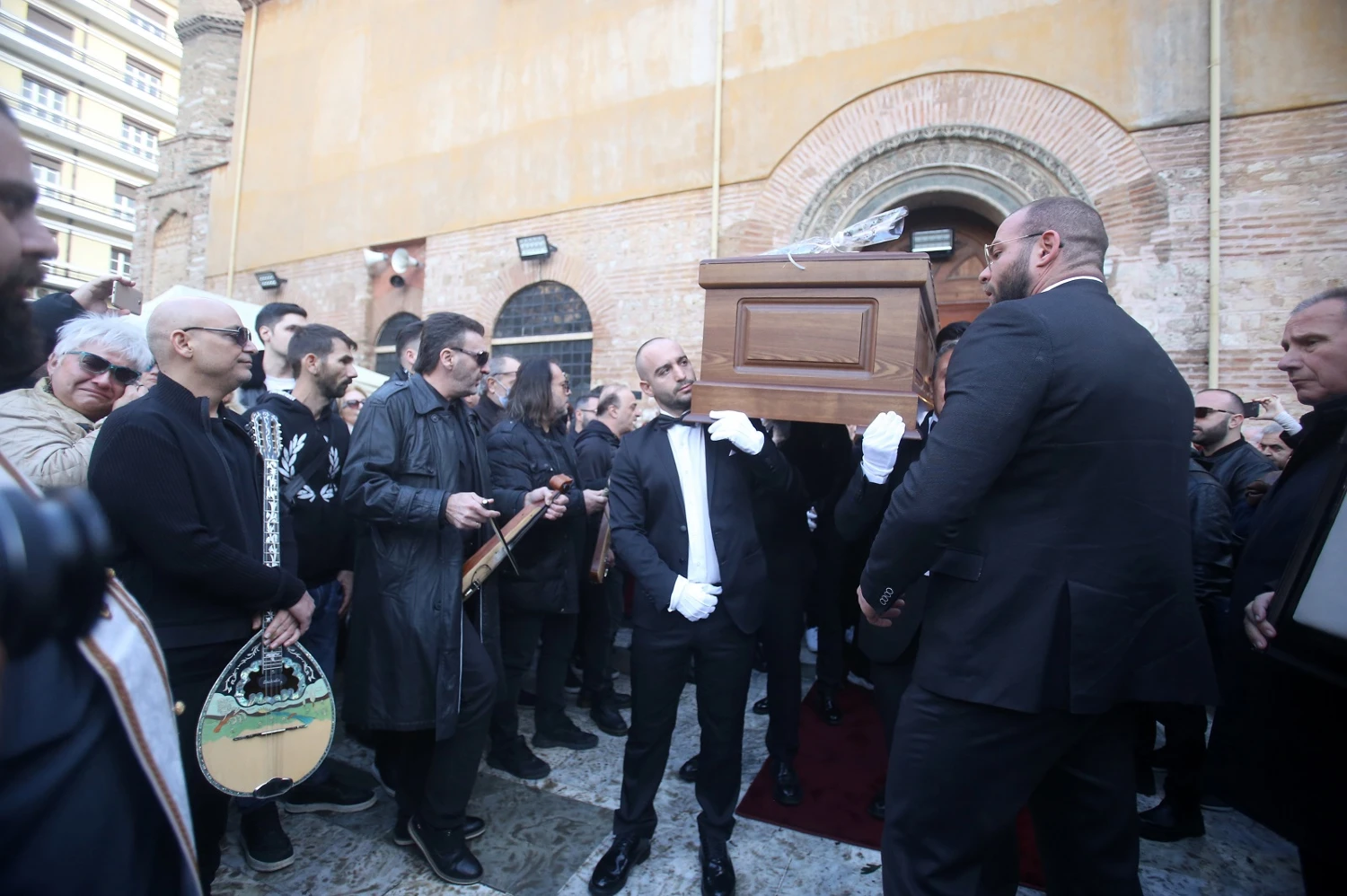Η μπάντα του Βασίλη Καρρά στο λαϊκό προσκύνημα.
