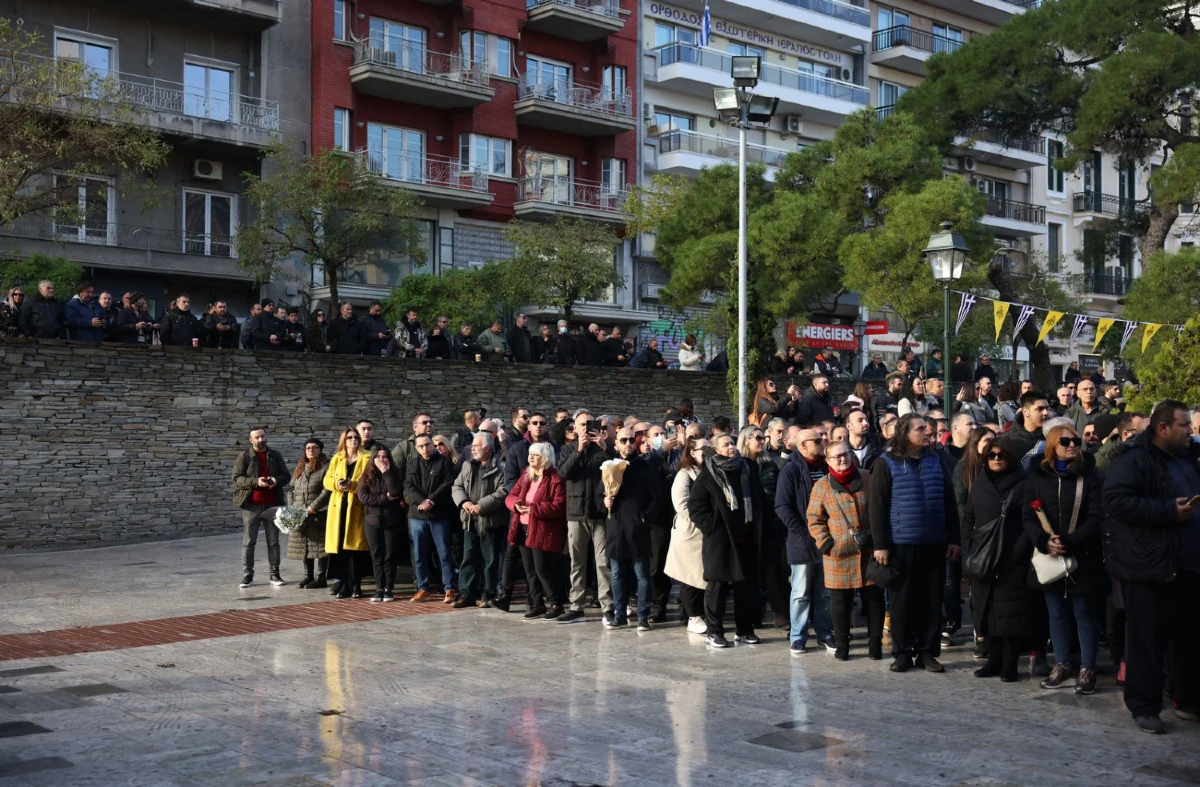 Σε λαϊκό προσκύνημα η σορός του Βασίλη Καρρά.