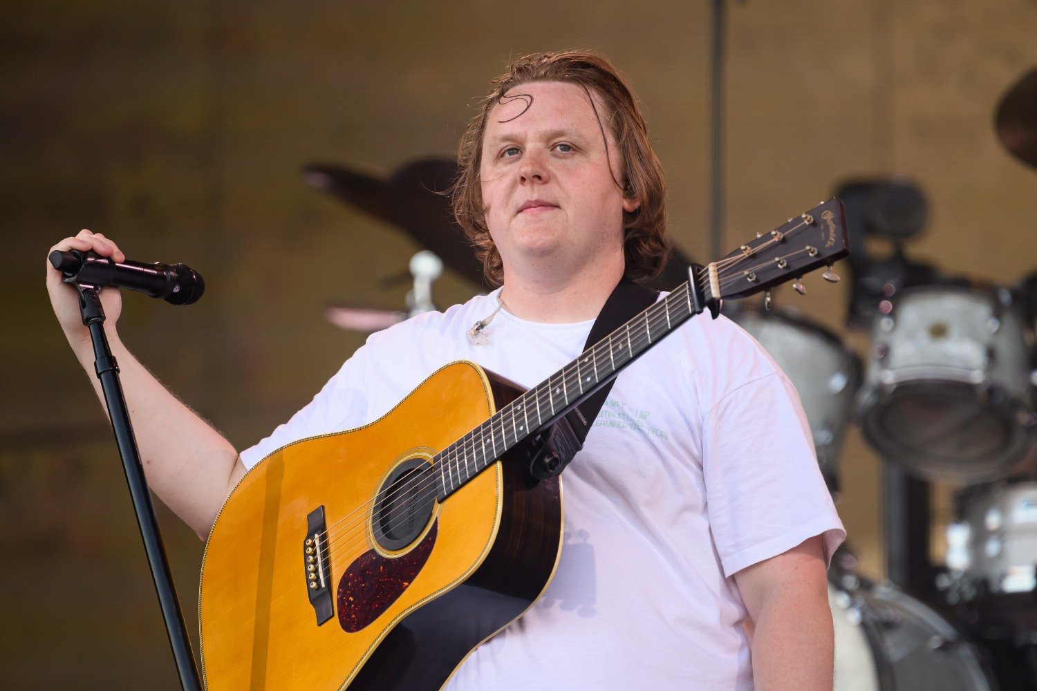 Lewis Capaldi: Πώς η φιλία του με τον Sam Fender και τον Grian Chatten των Fontaines D.C. άλλαξε τον τρόπο που γράφει μουσική