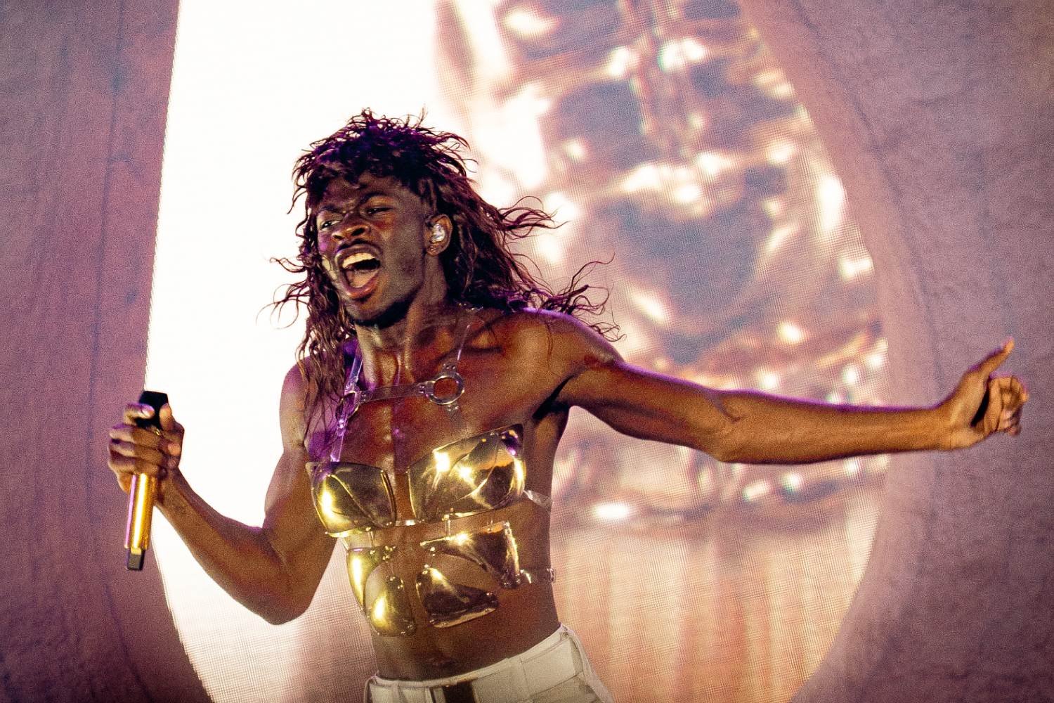 Ο Lil Nas X ετοιμάζει το νέο mixtape «Nasarati 2» και σας ζητά να επιλέξετε τραγούδια
